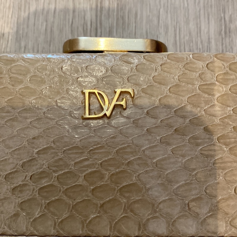 DVF tan purse w good chain that can be left to wear as a clutch - Picture 3 of 5